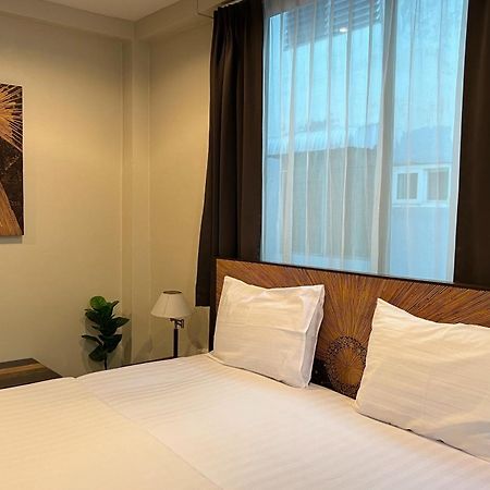 Baan Glang Soi Restaurant & Guesthouse Бангкок Экстерьер фото
