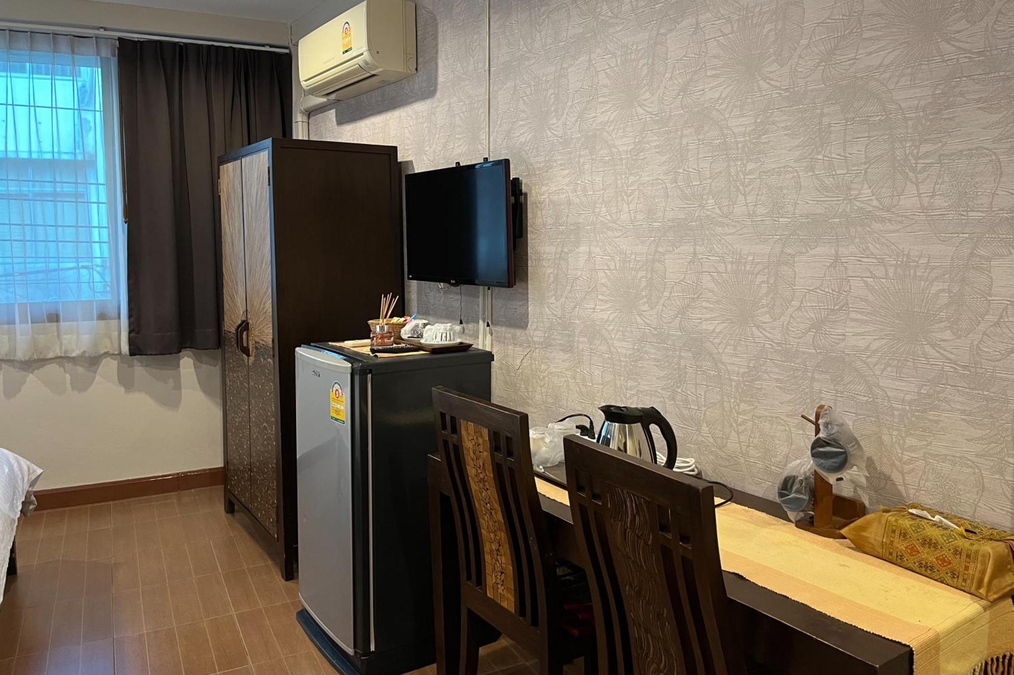 Baan Glang Soi Restaurant & Guesthouse Бангкок Экстерьер фото