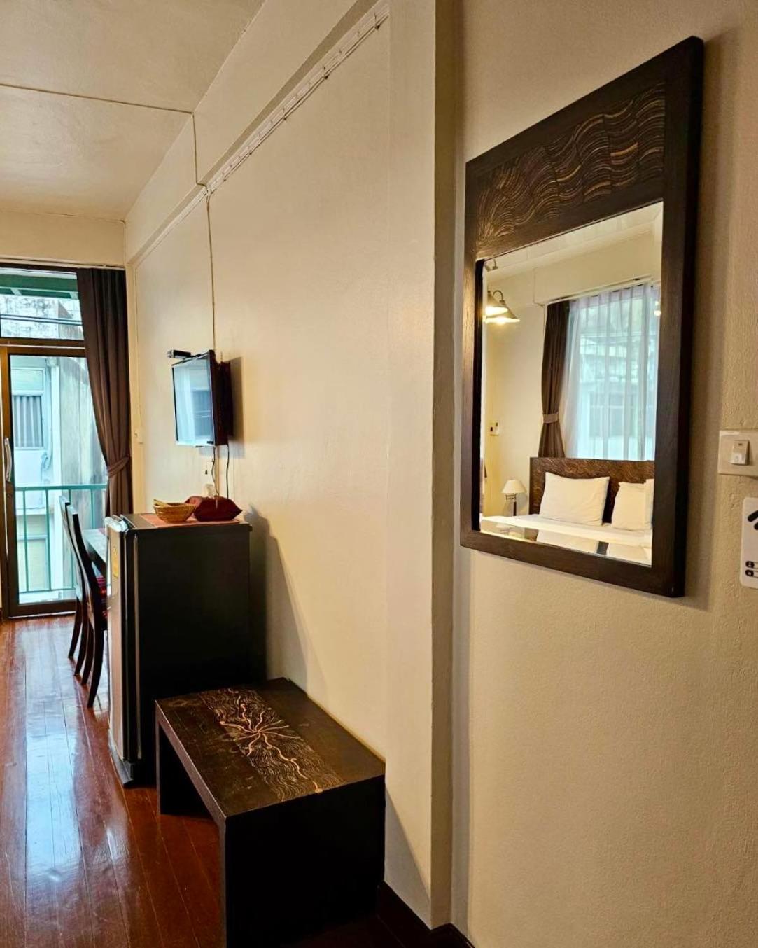 Baan Glang Soi Restaurant & Guesthouse Бангкок Номер фото